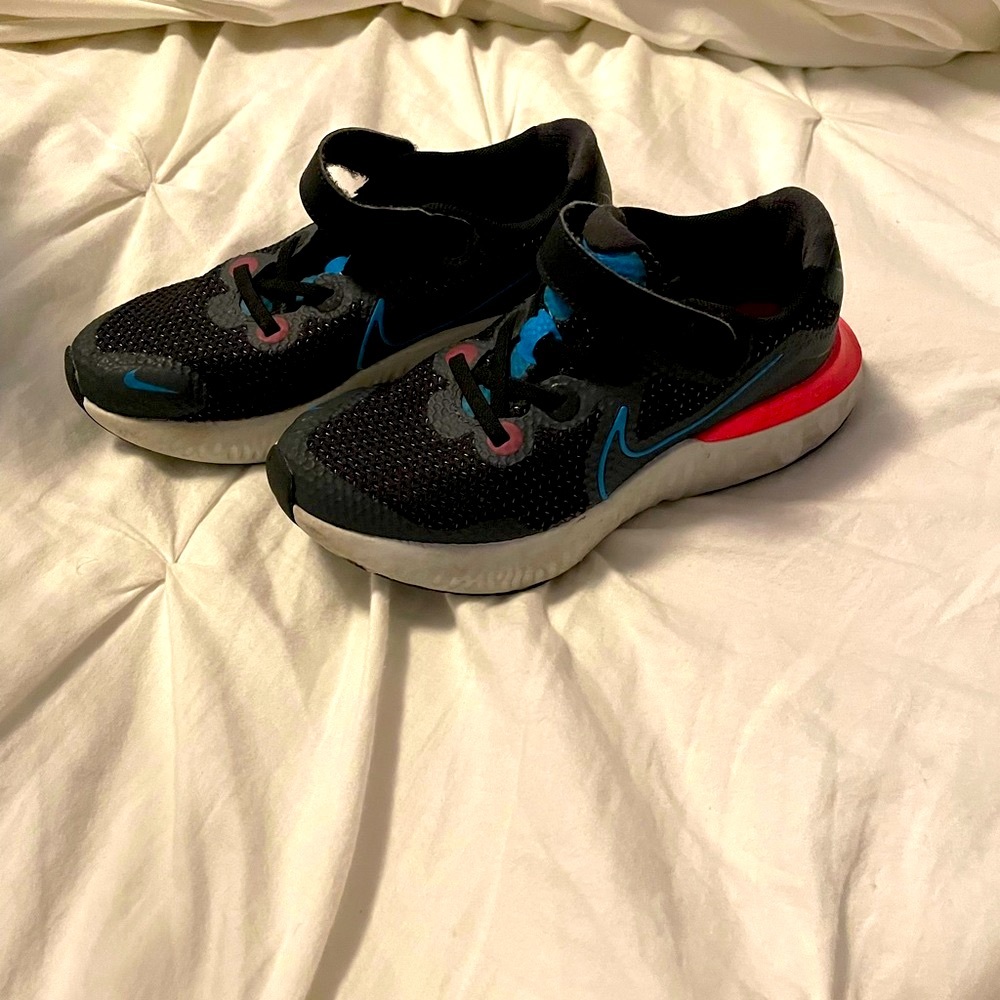 Nike unisex Velcro strap sneakers for kids
